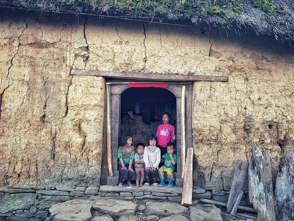 小孩子们天天在门口等着父母回家。Vietnamplus记者春梅 摄