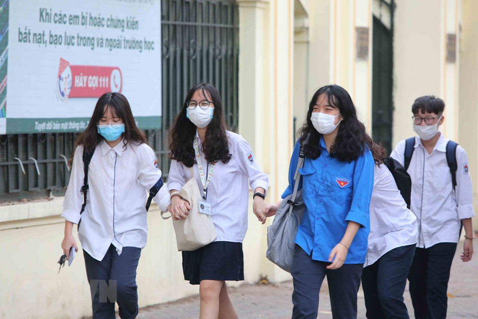 5月4日首都河内还剑郡越德高中学校学生重新返校. 越通社记者 成达 摄