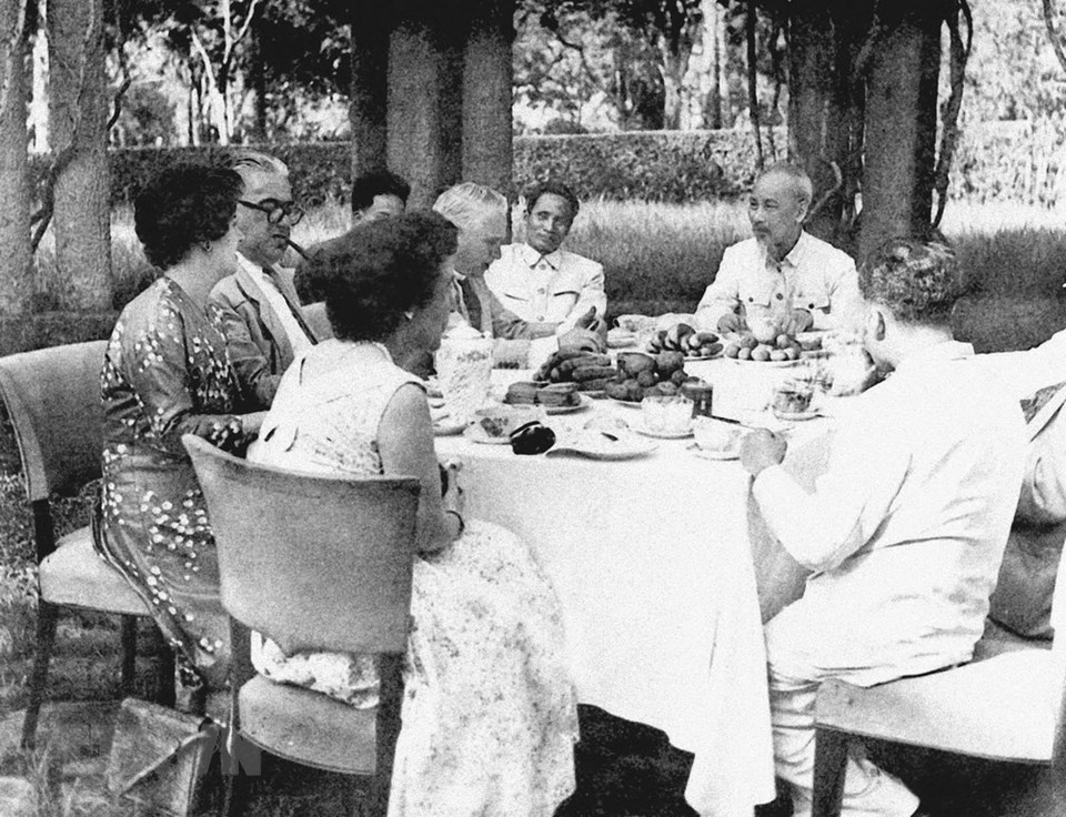 1957年5月4日胡志明主席会见访越的英国国会议员代表团。图自越通社