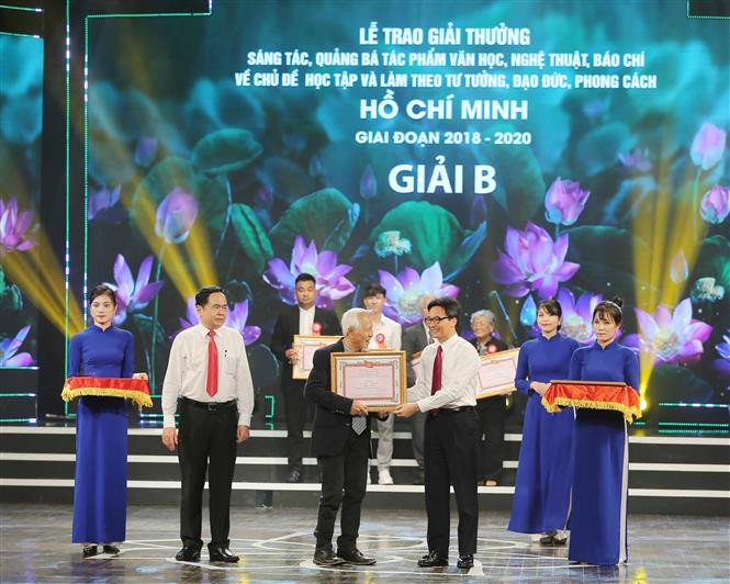 越南祖国阵线中央委员会主席陈清敏与越南政府副总理武德儋向集体和个人颁发B 奖。越通社记者 芳华 摄