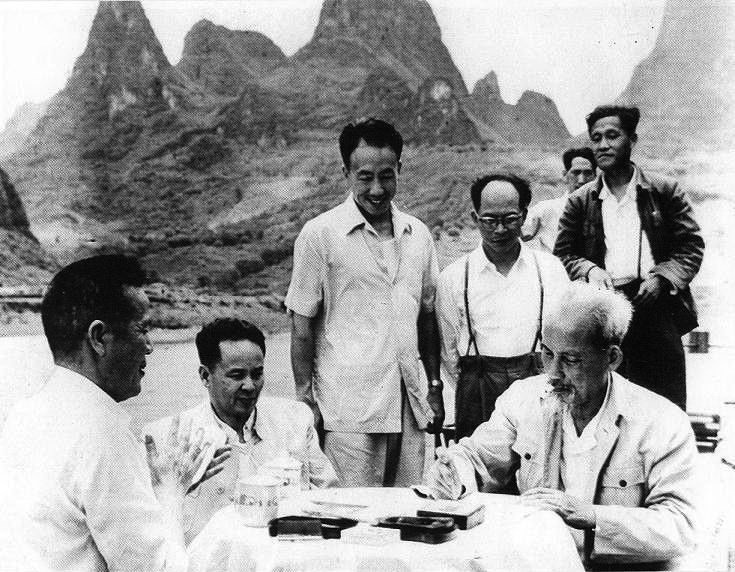 胡志明主席在游览漓江（中国广西）时用汉语做了一首诗。图自越通社