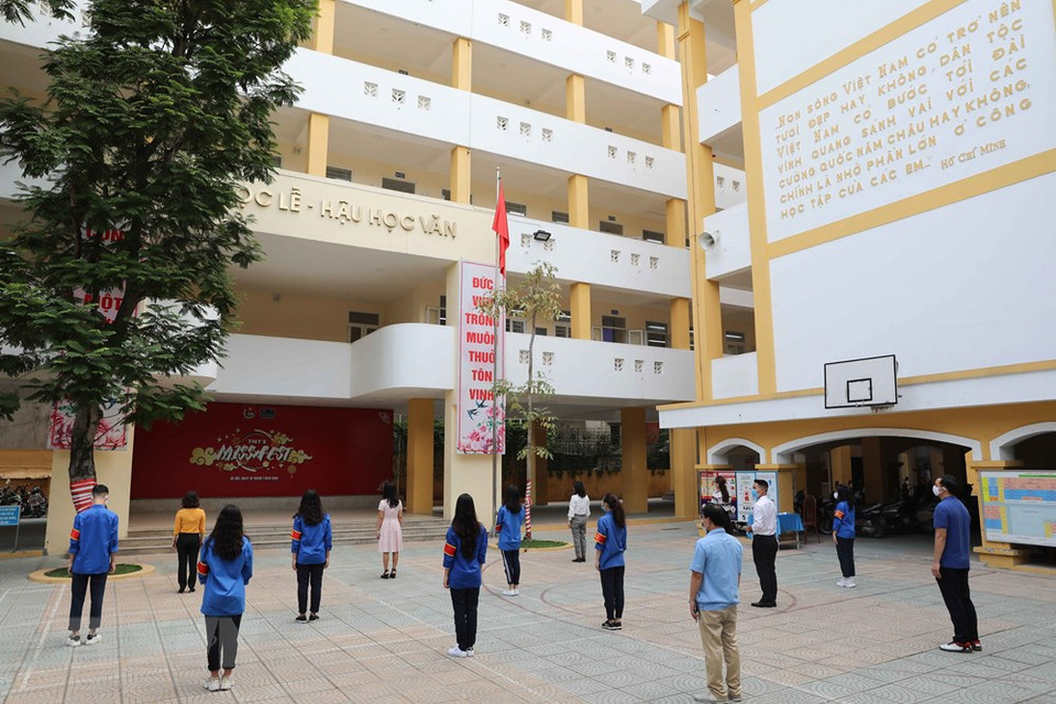 陈仁宗学校老师在向国旗敬礼仪式时严格保持距离。越通社记者 清松 摄