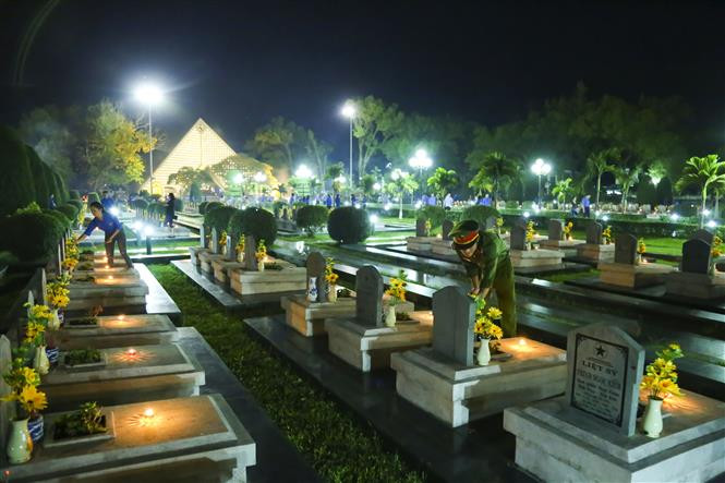 今日的青年一代向英勇牺牲的战士们敬香，缅怀他们的功劳。图自越通社