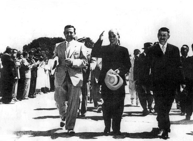 1957年8月，胡志明主席对阿尔巴尼亚共和国进行正式访问，该国党和国家领导在地拉那机场迎接胡志明主席。图自越通社