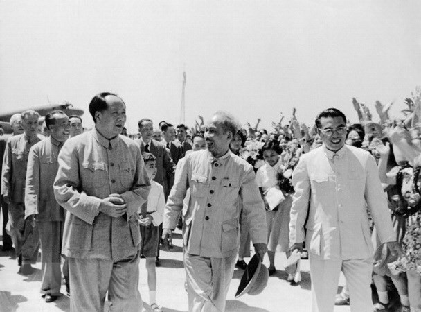 1955年6月25日，中华人民共和国主席毛泽东在北京机场迎接胡志明主席对中国进行正式友好访问。图自越通社
