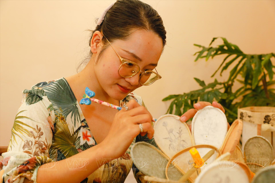 团泰菊香在每个产品制作过程中狠下功夫。图自越通社/《越南画报》