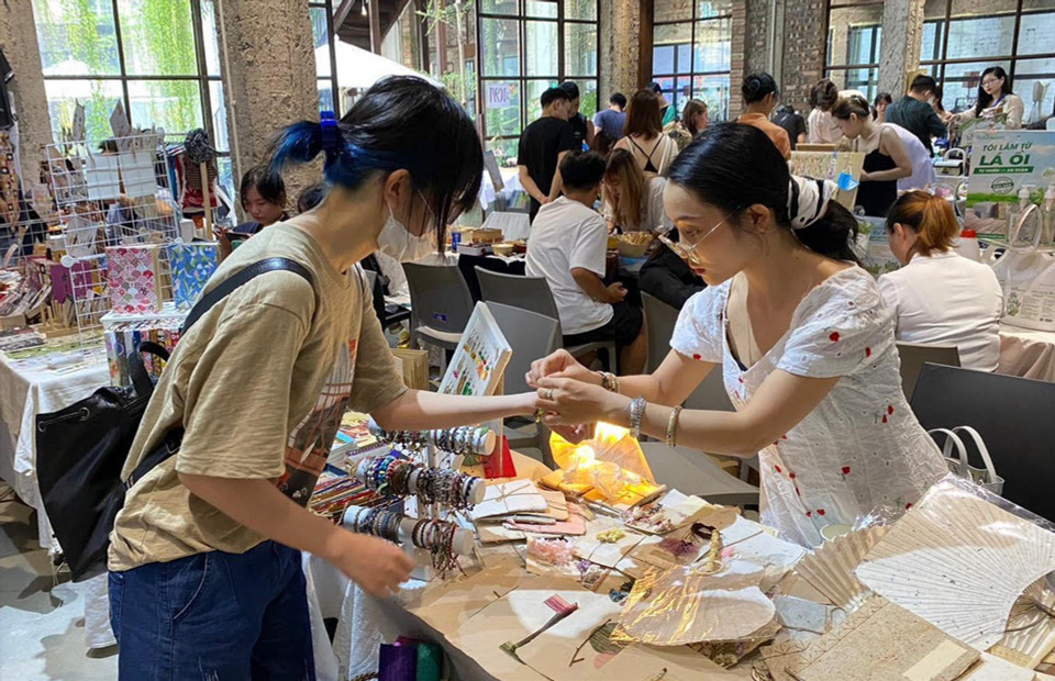 团泰菊香在各展销会上得以展示。图自越通社/《越南画报》