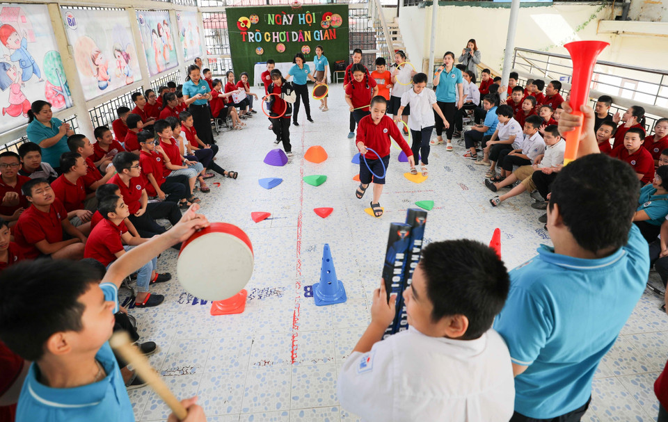 参加丰富多样的传统民间游戏让学生了解越南人民的传统文化, 同时增强学生的体质和自信心、培养学生团队协作精神。图自 越通社