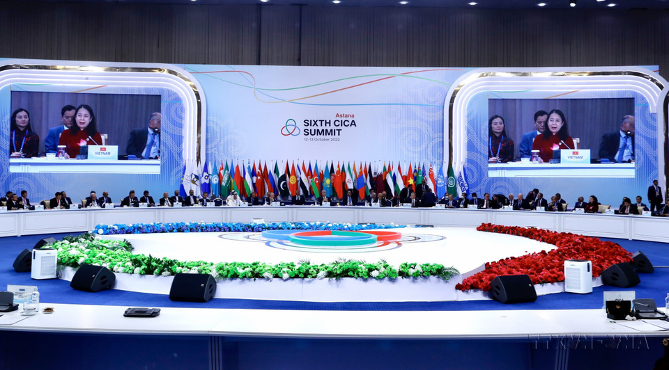 越南国家副主席武氏映春在2022年10月12日至14日在哈萨克斯坦举行的亚洲相互协作与信任措施会议上发表讲话。图自越通社