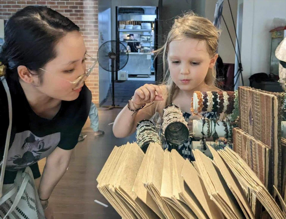 团泰菊香在展销会上推介越南传统手工纸产品。图自越通社/《越南画报》