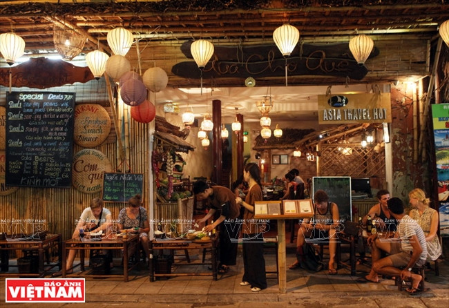 游客在步行街可品尝河内特产菜肴。（图片来源：越通社《越南画报》）