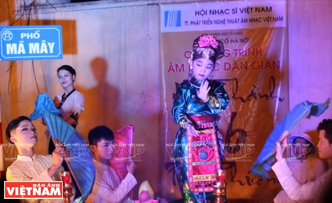 在马尾（Mã Mây）街演唱筹文曲（Chầu Văn）。（图片来源：越通社《越南画报》）
