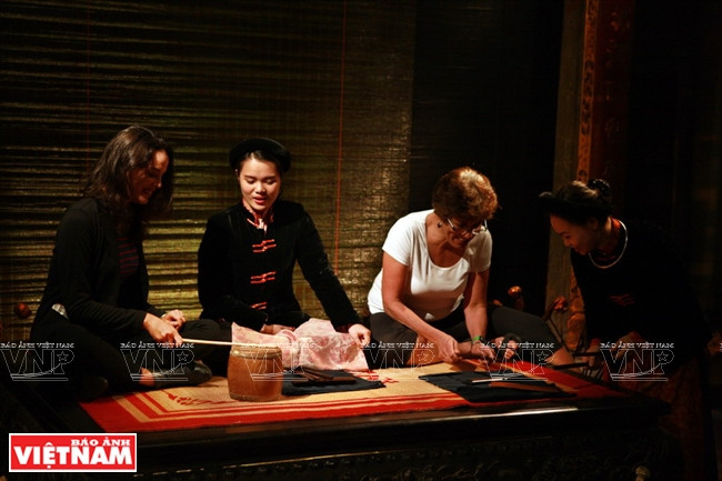 外国游客了解歌筹（Ca Trù）艺术。（图片来源：越通社《越南画报》）