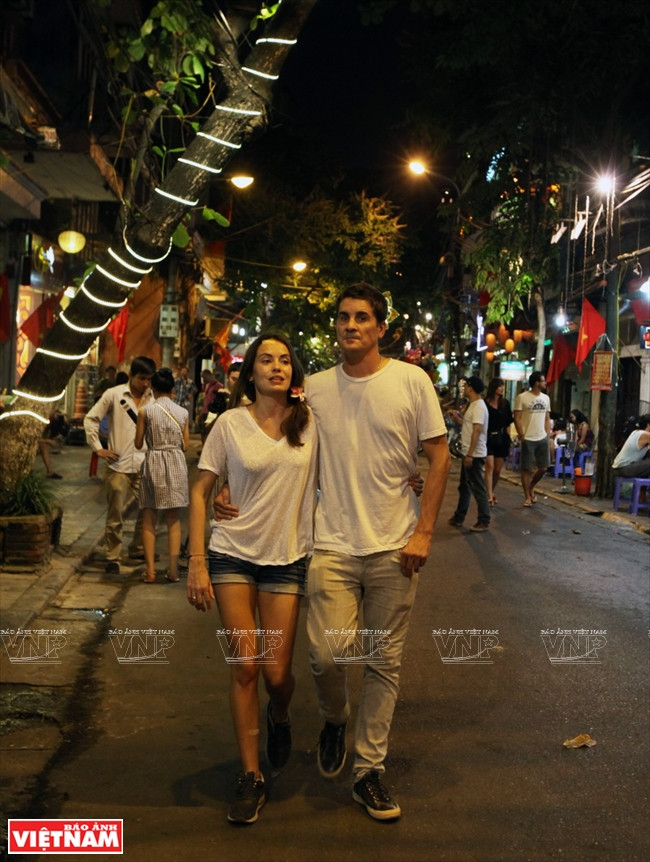 外国游客在步行街漫步。（图片来源：越通社《越南画报》）