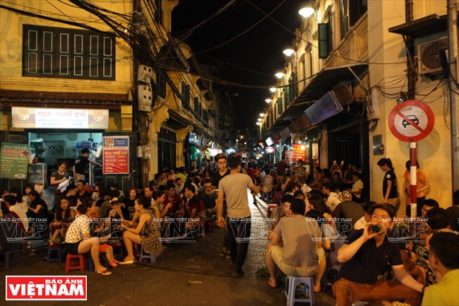 谢现街是世界各国游客汇聚之地。（图片来源：越通社《越南画报》）