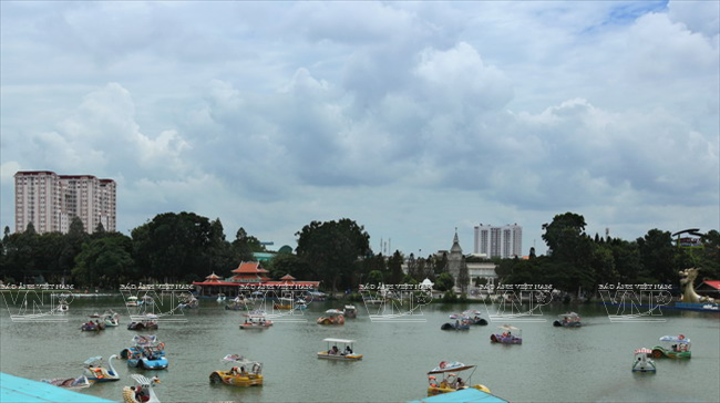 游客在水榭湖踩天鹅船。（图片来源：越通社《越南画报》）