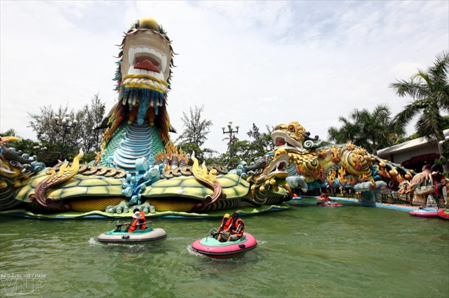 在四灵会晤区开船。（越通社《越南画报》）