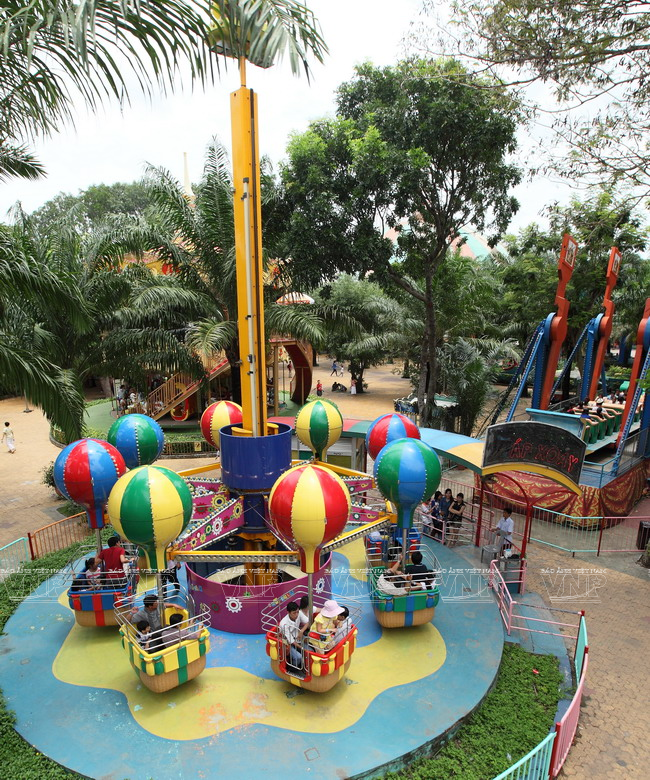 适合不同年龄游客的各种现代化游戏。（图片来源：越通社《越南画报》）