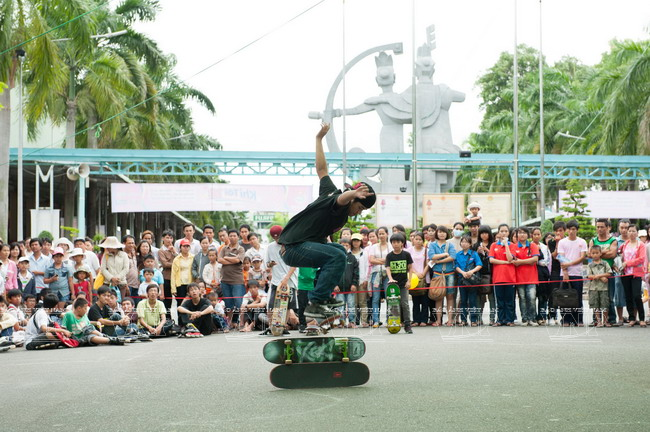 游客在水榭湖踩天鹅船。（图片来源：越通社《越南画报》）