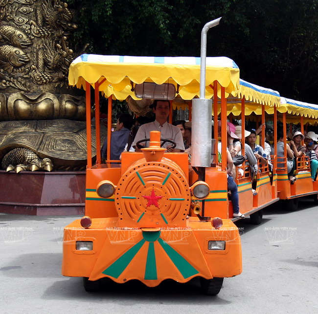 游客乘坐火车游览。（越通社《越南画报》）