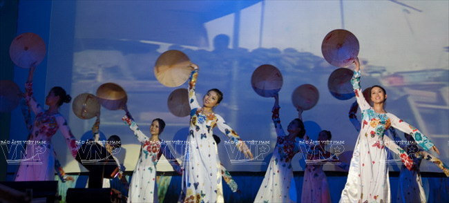 游客在水榭湖踩天鹅船。（图片来源：越通社《越南画报》）