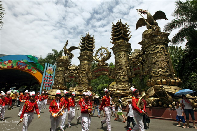 雄王祭祖仪式和南部水果节的文化事件在仙溪旅游区举行。（越通社《越南画报》）
