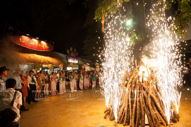 游客在水榭湖踩天鹅船。（图片来源：越通社《越南画报》）