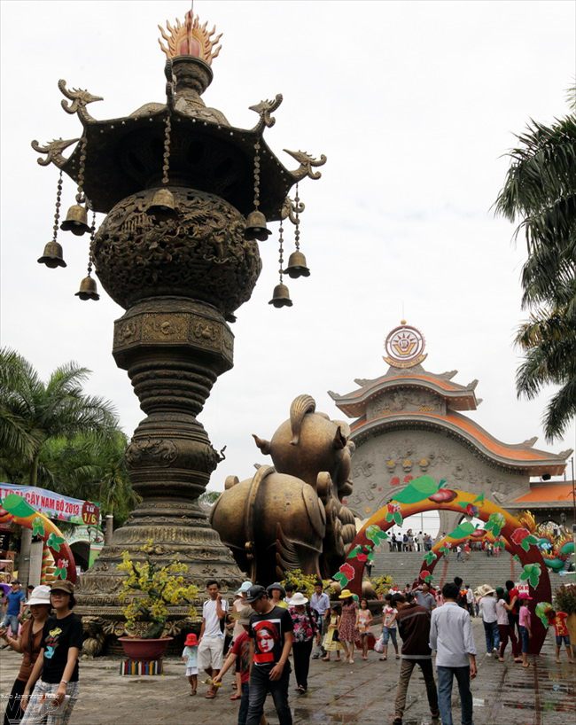 越南最高的天灯宝塔。（越通社《越南画报》）