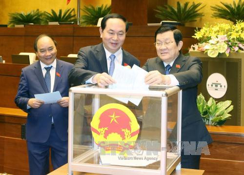 越南党和国家领导参加投票。