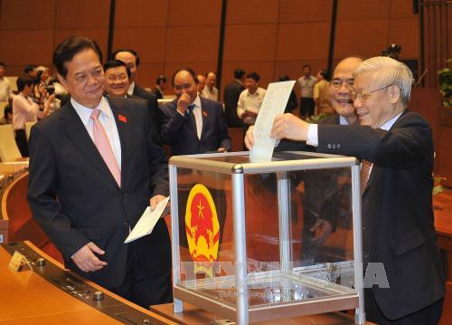 越南党和国家领导参加投票。