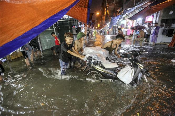 绿色集市小商贩收拾货物。越通社记者 明山 摄