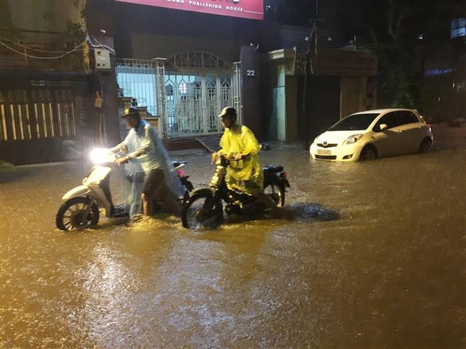 河内市遭强降雨，市内积水严重。多辆汽车和摩托车被熄火。越通社记者 林庆 摄