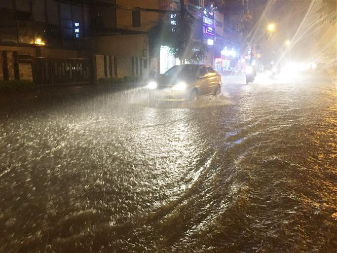 河内市多条街道被雨水淹没。越通社记者 林庆 摄