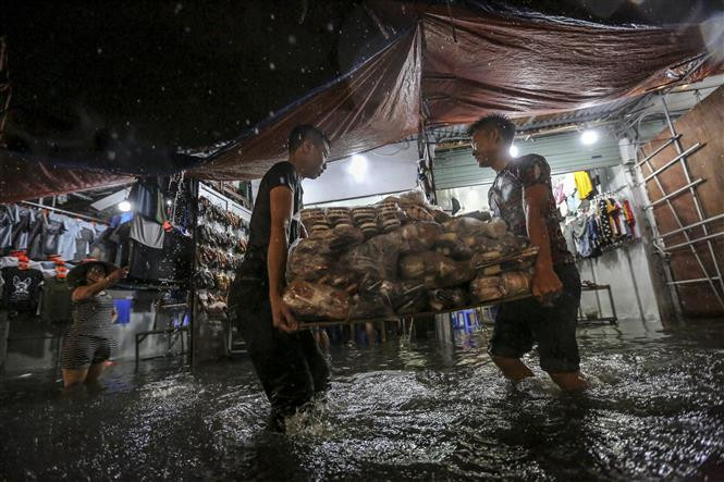 绿色集市小商贩收拾货物。越通社记者 明山 摄