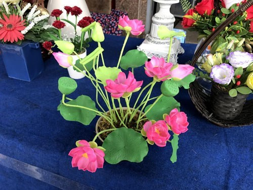 该盆陶土花大概60万越盾，其赢得喜爱因为很难退色。（图片来源：人民军队报网）