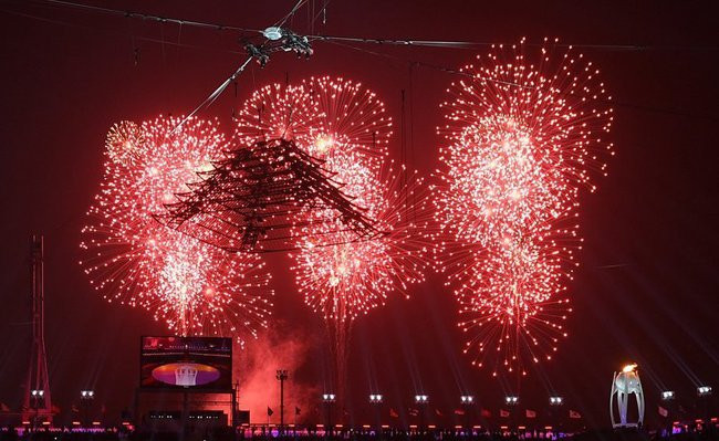 闭幕式现场烟花齐放。（图片来源：人民报网）