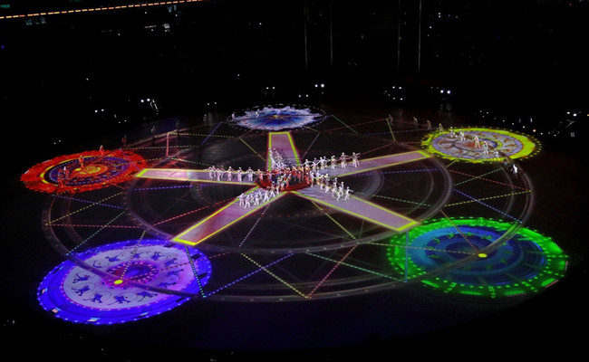 冬奥会闭幕式灯光表演美轮美奂的奥运五环。（图片来源：人民报网）