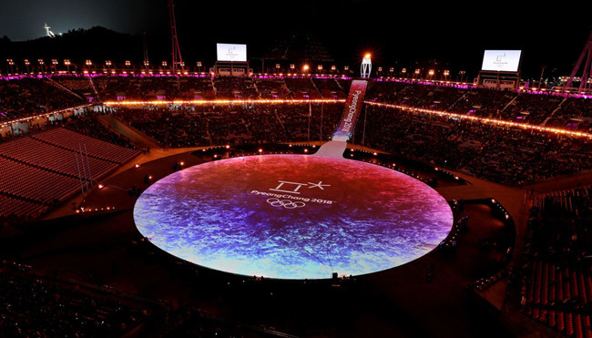 2018平昌冬奥会闭幕式灯光表演。（图片来源：人民报网）