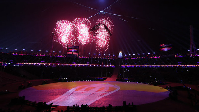 闭幕式现场烟花齐放。（图片来源：人民报网）