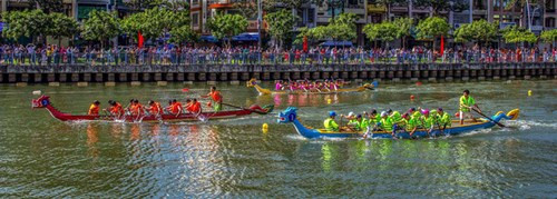 摄影师还介绍西贡年初尧禄水沟赛船、寺庙、婚礼、市集买卖活动等文化习俗之美。（图片来源：人民军队报）