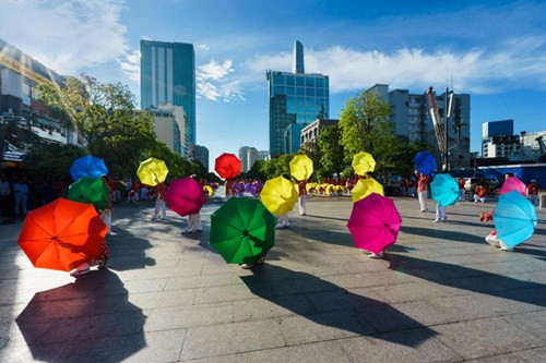 老年人在阮惠步行街跳舞。（图片来源：人民军队报）