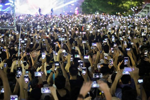 反映数千部手机的闪光灯在阮惠步行街上一律闪烁庆祝新年倒数盛况的作品获得比赛一等奖。该照片给评委会留下非常深刻的印象。（图片来源：人民军队报）