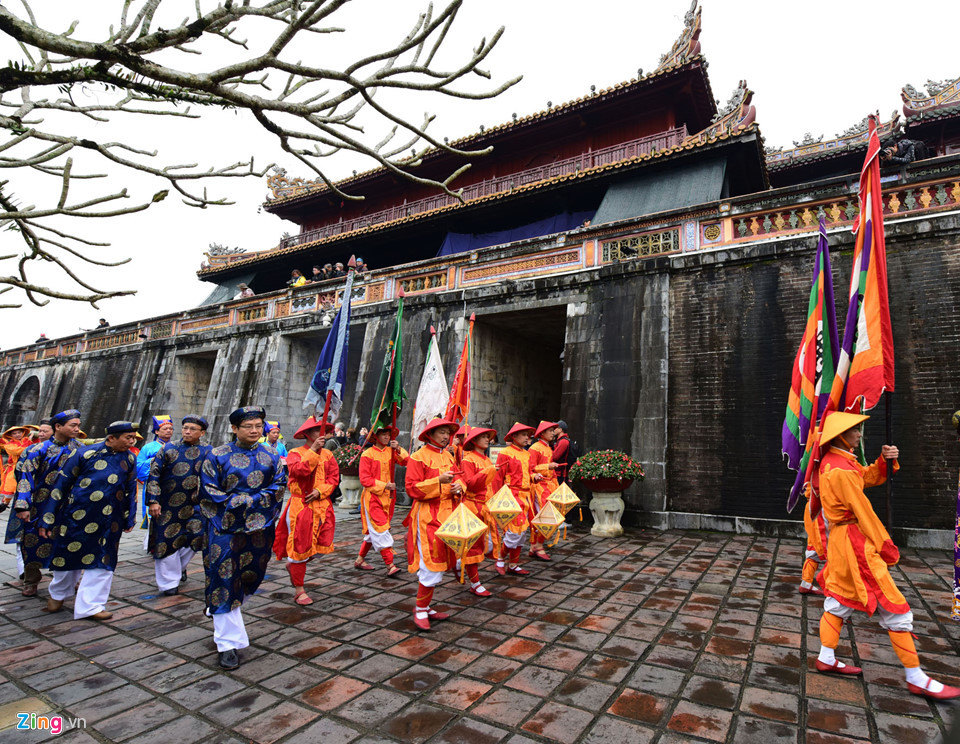  竖迎春竿成为顺化市迎春系列文化活动的亮点。图自zing.vn