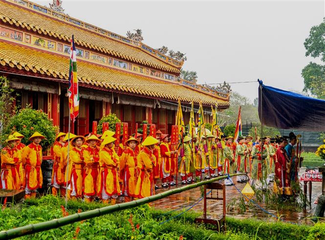 越南人民在春节时竖迎春竿是为了祈祷合家平安。越通社记者国越 摄 