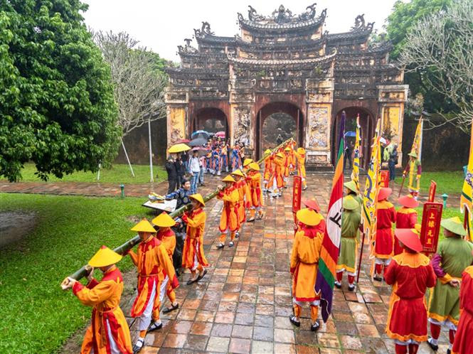  竖迎春竿是为了赶妖怪和祈祷合家平安。越通社记者国越 摄 