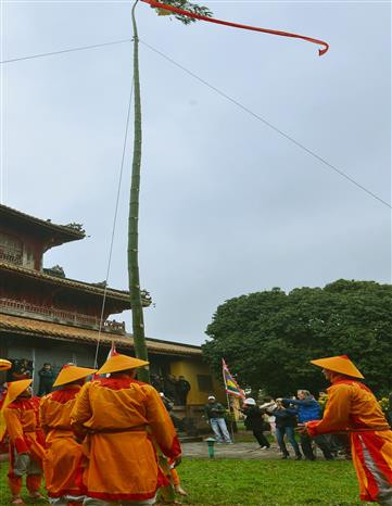竿长5—6米,竿梢悬挂竹圈和幡子。越通社记者国越 摄 