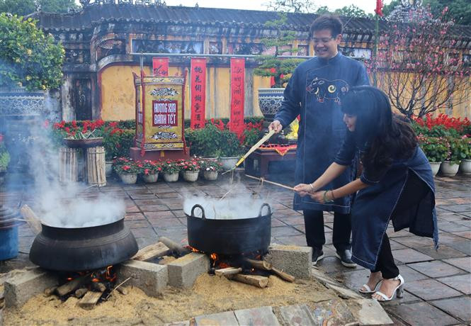  煮粽子。越通社记者胡球 摄