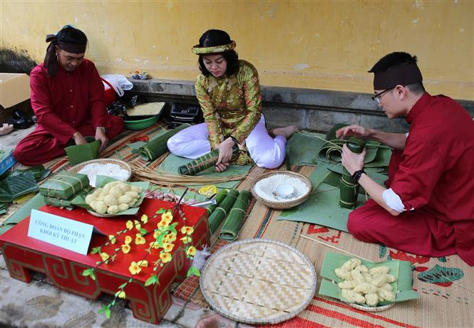  包粽子比赛。越通社记者胡球 摄