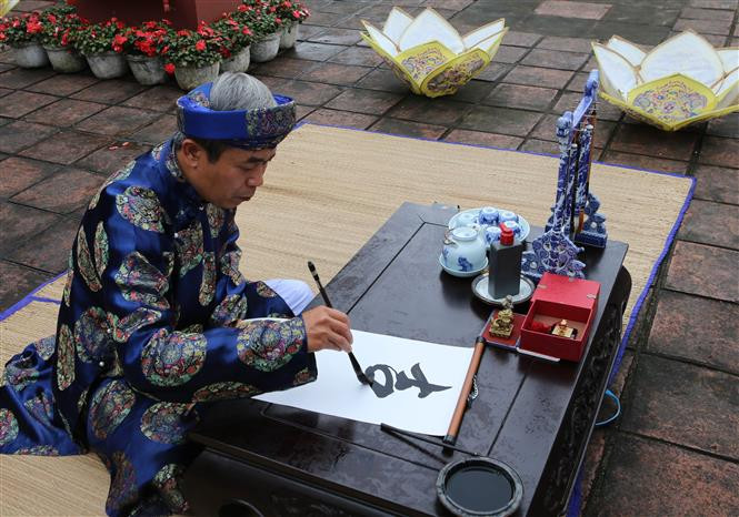  写书法。越通社记者胡球 摄