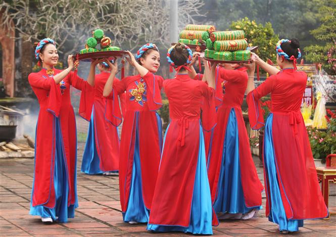  粽子是越南人过年不可或缺的食品,也是拜祭祖先的主要贡品。越通社记者胡球 摄